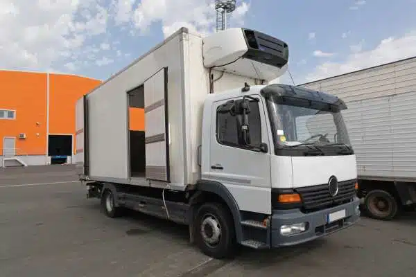 Refrigerated truck with roof mounted cooling unit used for cold chain road distribution